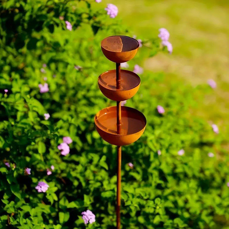 🐦🐦 50 % SLEVA 🔥🔥 Rustikální třípatrový kovový stojan na krmení a napájení ptáků – odolný vůči povětrnostním vlivům stabilní pro zahradu a balkon – ideální pro milovníky ptactva